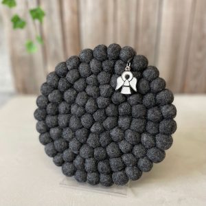 Grytunderlägg i ull – Ängel, mörkgrå